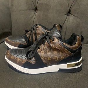 Sneakers women’s size 5